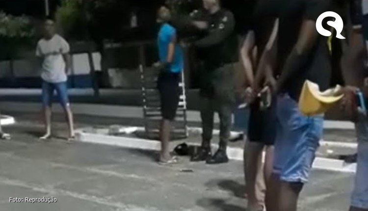 Policial é afastado após ser filmado dando uma cotovelada no rosto de