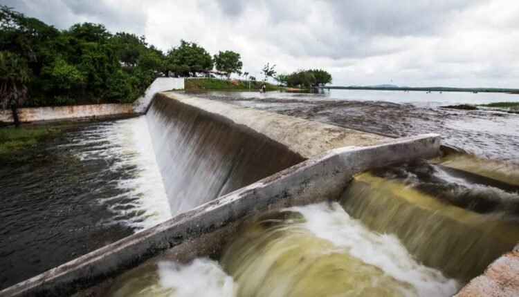 Açude de Forquilha transborda e celebração popular marca amanhecer na cidade