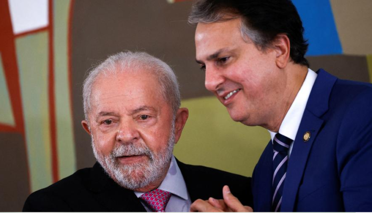 Ceará 2026: Pressão por candidatura de Camilo Santana ao governo se intensifica em meio a desafios federais