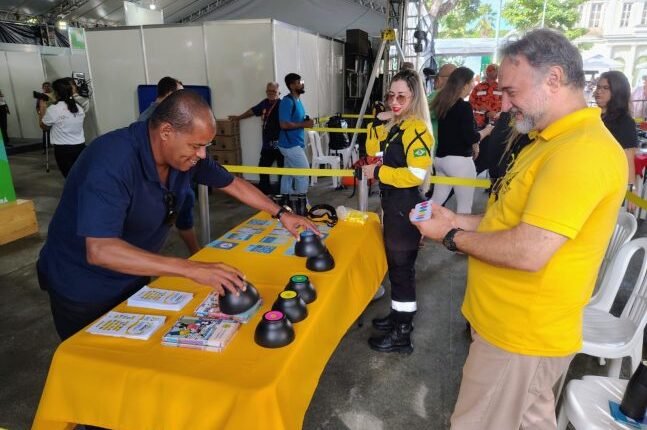 Detran-ce promove cidadania e segurança no trânsito com ações na Praça José de Alencar