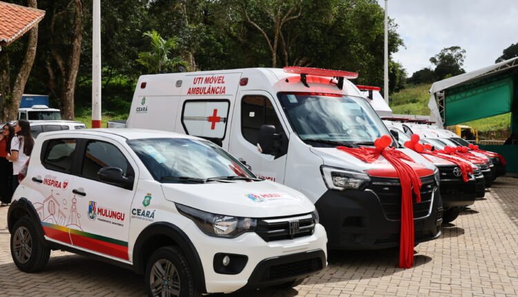 Governo do Ceará reforça infraestrutura no Maciço de Baturité com entrega de ambulâncias e tratores