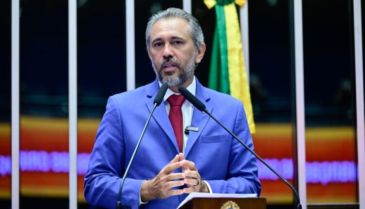 Alfabetização na idade certa: Ceará é destaque nacional e governador Elmano recebe comenda no Senado