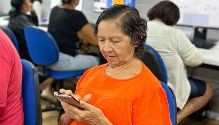 Idosos no Ceará aprendem a navegar com segurança e evitar golpes online