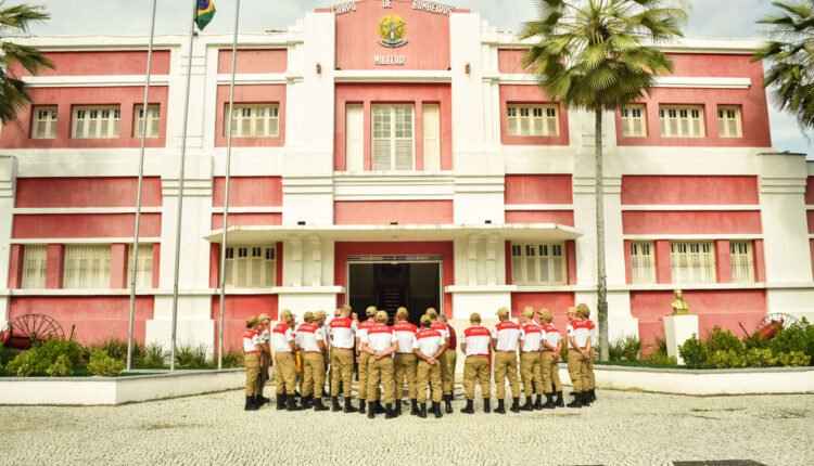 Cadetes do CFO do CBMCE mergulham na história e tradição da corporação em visita a museu
