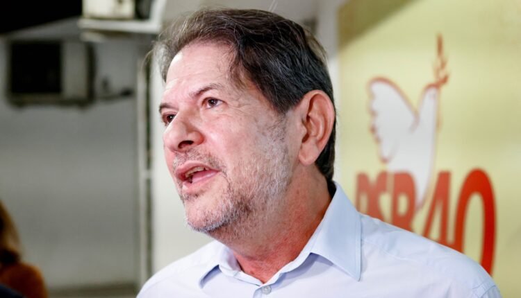 Cid Gomes lidera reunião do PSB cearense para alinhar estratégias de 2026