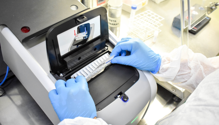 Tecnologia e vigilância: laboratórios de saúde do Ceará impulsionam diagnóstico regional