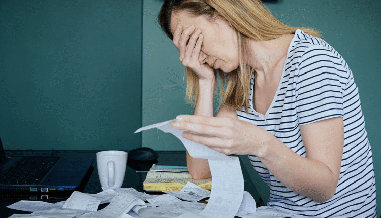 Inadimplência recorrente expõe fragilidade financeira de famílias no Brasil