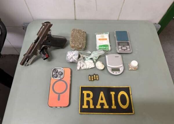 Cpraio desarticula ponto de tráfico no Pici com apreensão de armas, drogas e celular roubado