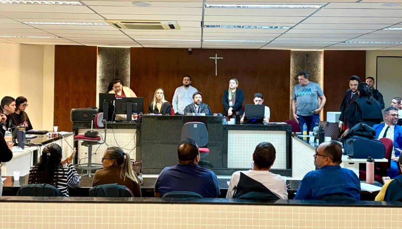 Justiça de Aquiraz condena marido e cúmplice por feminicídio de contadora após júri exaustivo