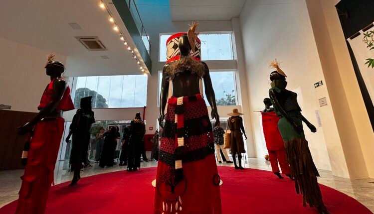 Artista Rodrigo Tremembé debate fusão de moda indígena e arte têxtil em Fortaleza