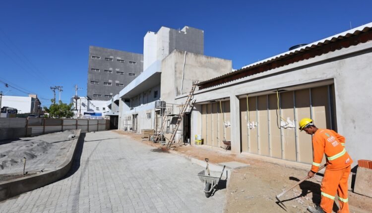 Elmano de Freitas inspeciona avanço das obras do Hospital Regional em Crateús