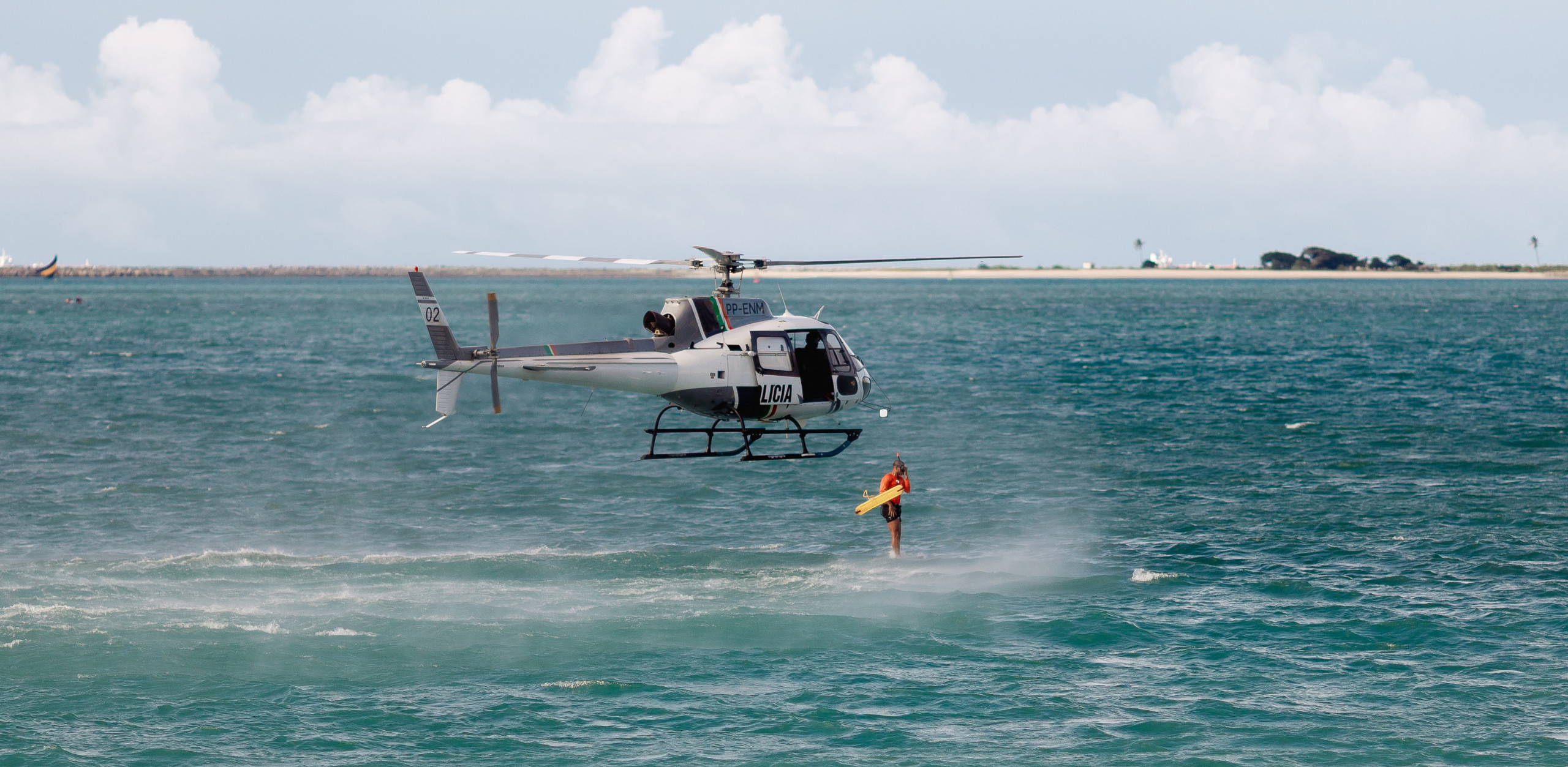 Resgate aéreo e aquático salva kitesurfista à deriva no mar de Caucaia