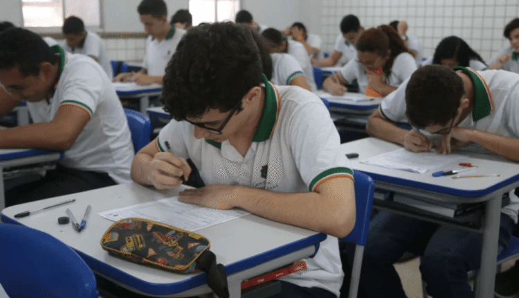 Abandono escolar no Ceará tem queda de 50% e atraso diminui, aponta Censo
