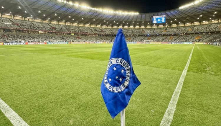 Botafogo visita Cruzeiro desfalcado em duelo crucial pelo Brasileirão.