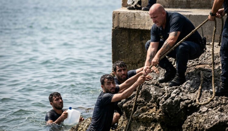 Crise migratória em Ceuta: 49 mil pessoas chegam à Espanha e 18 morrem em travessia
