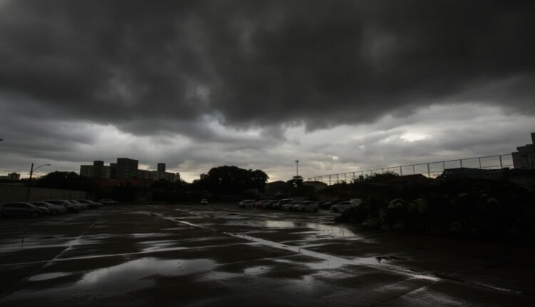 Frente fria derruba temperaturas e acende alerta para ventos em São Paulo