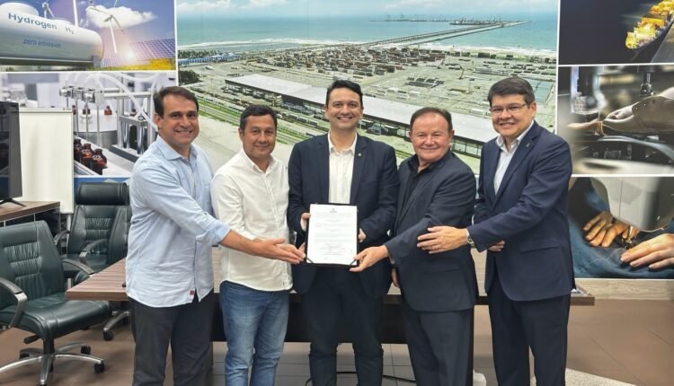 Ceará firma acordo para nova indústria de coco em Russas