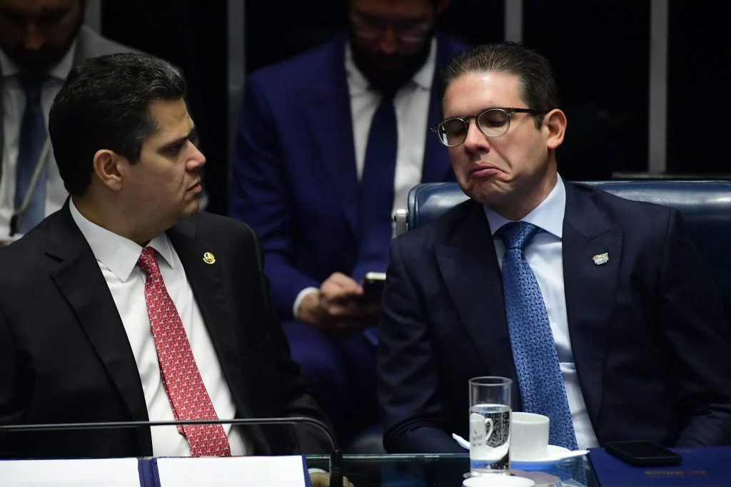 Pesquisa Atlasintel revela alta rejeição a líderes políticos no cenário nacional