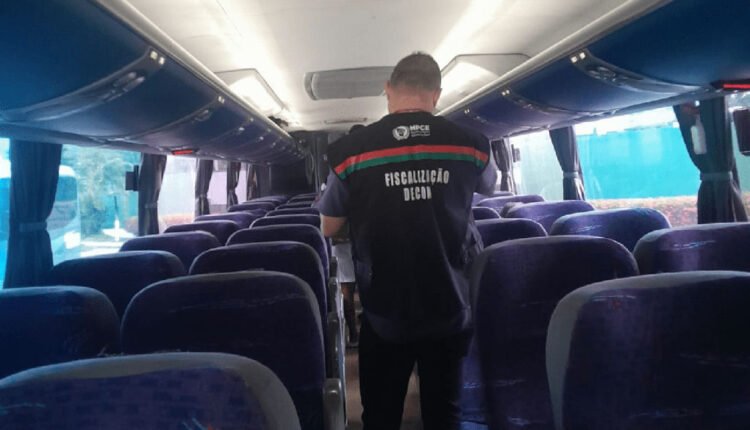 Decon autua 3 empresas de transporte em Fortaleza por irregularidades e acessibilidade.