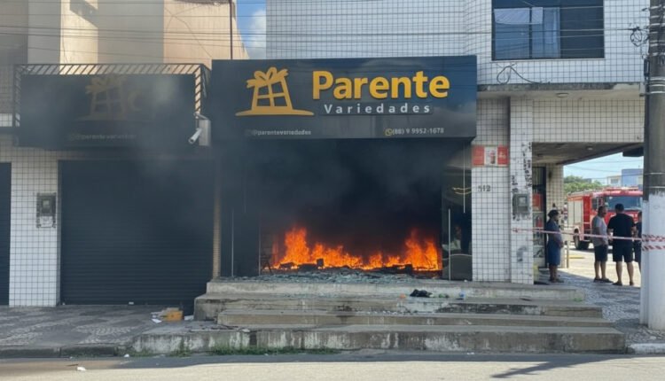 Incêndio de grandes proporções consome loja Parente Variedades em Santa Quitéria