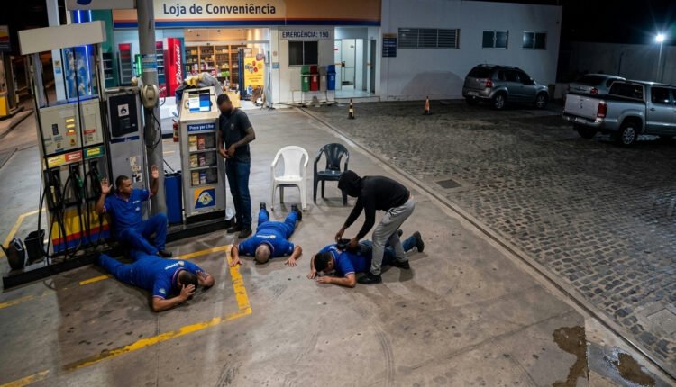 Câmeras registram trio rendendo frentistas em posto de Fortaleza