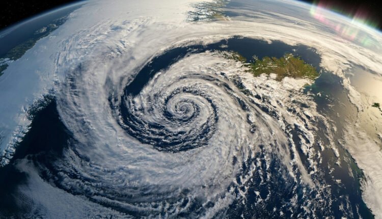 Ciclone-bomba se intensifica no Brasil com ventos de 110 km/h e alerta nacional