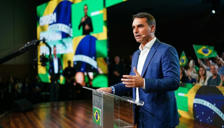 Eleitor de centro com ressalvas a Flávio Bolsonaro: Análise do cenário político para 2026