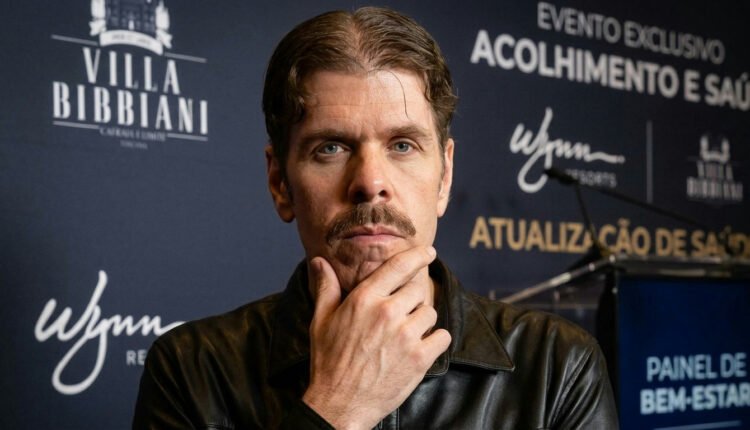 Família de Perez Hilton atualiza quadro de saúde do influenciador após incidente