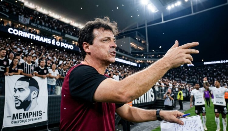 Fernando Diniz celebra Memphis Depay como 'reforço' e 'pessoa diferente' no Corinthians