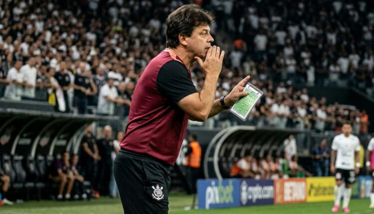 Fernando Diniz projeta desfecho da renovação de Memphis Depay no Corinthians