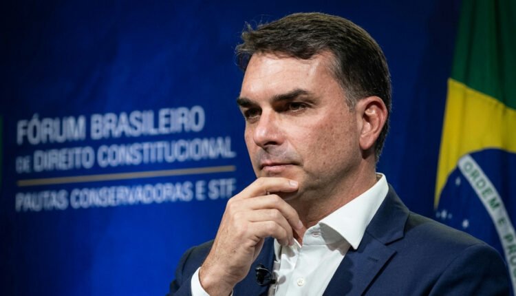 Flávio Bolsonaro revela critérios para STF e critica decisões sobre o 8 de janeiro