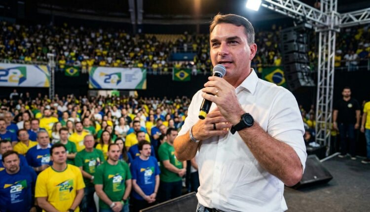 Formação acadêmica de Flávio Bolsonaro é detalhada após controvérsia com UFRJ