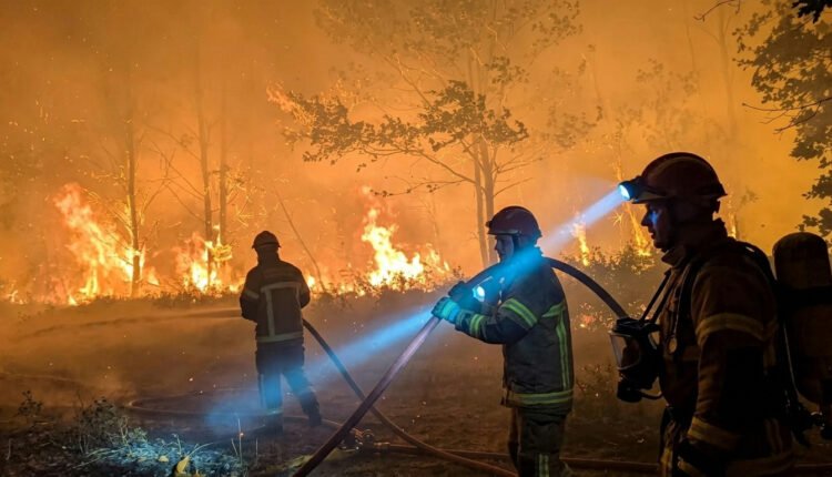 Incêndios florestais devastam Europa e Canadá em cenário de crise climática
