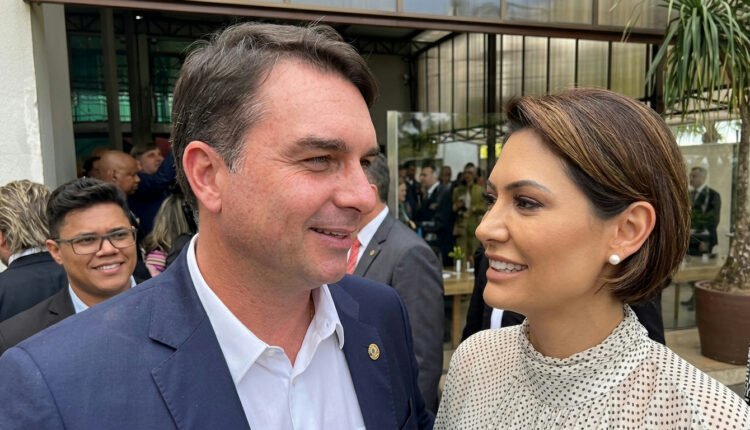 Michelle Bolsonaro aborda desafios familiares em meio à campanha eleitoral