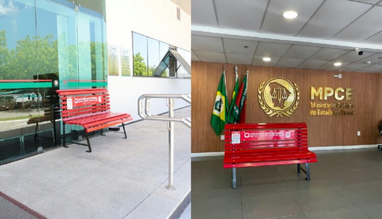 MPCE instala bancos vermelhos em Fortaleza para combater feminicídio e alertar sobre violência de gênero