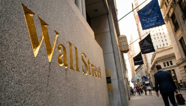 Otimismo geopolítico eleva Dow Jones a recorde em Wall Street, enquanto Nasdaq sente pressão tecnológica