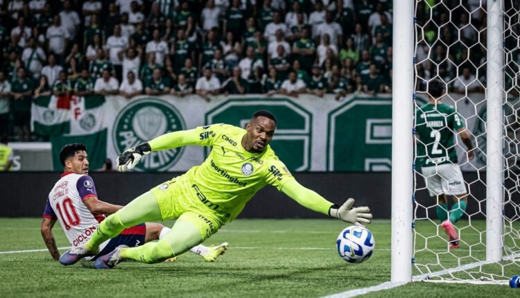 Palmeiras empata na Libertadores: Flaco López sai em defesa de Carlos Miguel após falha decisiva