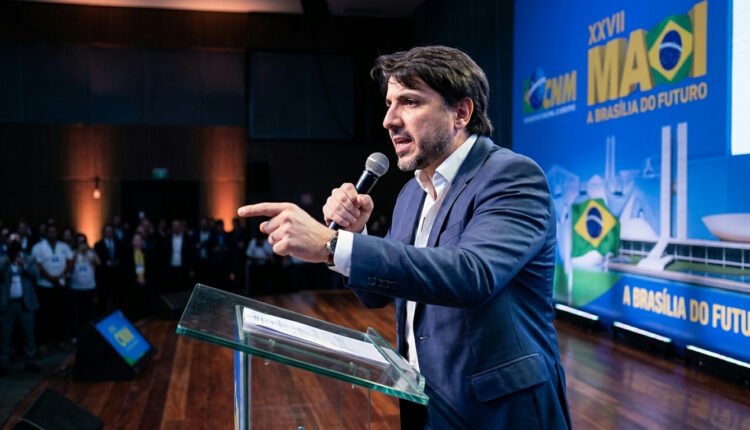 Renan Santos acusa Flávio Bolsonaro de 'má-fé' em controvérsia de filiação partidária