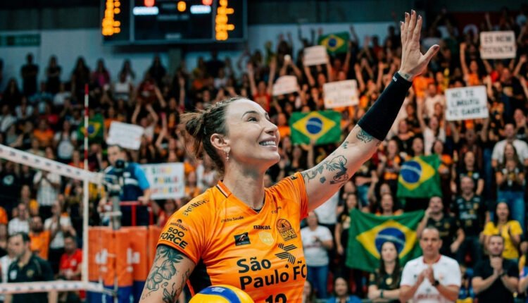 Tifanny Abreu recebe caloroso apoio da torcida do Osasco após decisão da CBV