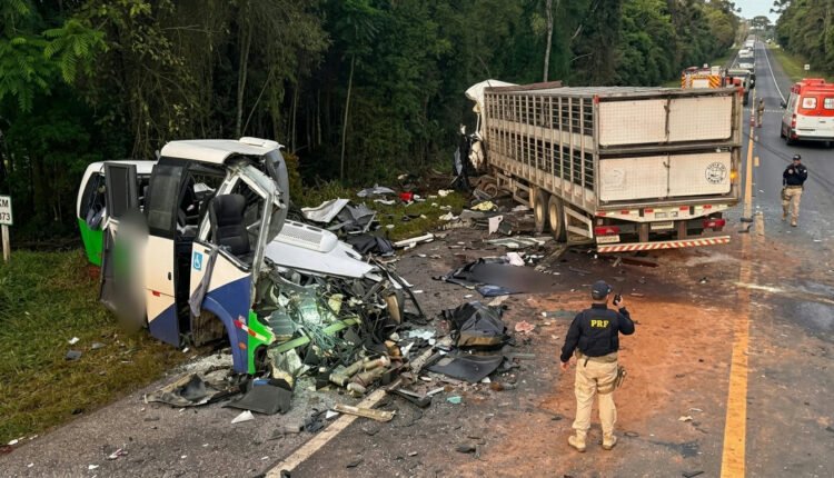 Tragédia na Br-373: acidente entre micro-ônibus e carreta deixa ao menos 22 mortos no Paraná