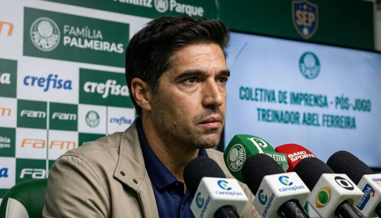 Abel Ferreira critica posicionamento de microfones e decisões da arbitragem após empate