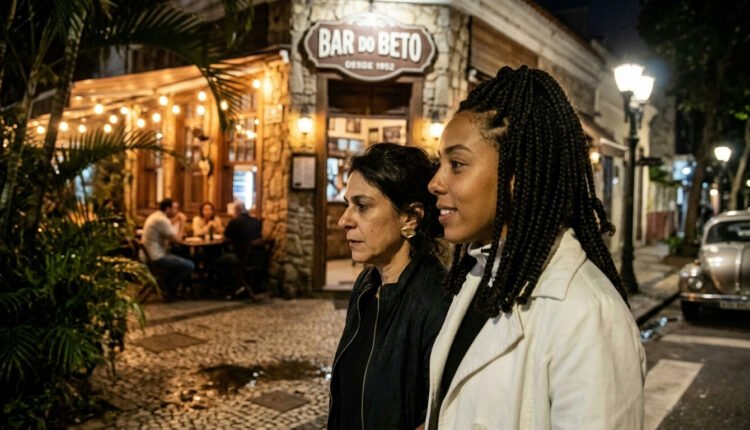 Alice Carvalho é vista com acompanhante em saída discreta no Rio de Janeiro