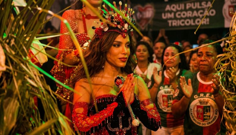 Anitta é coroada rainha de bateria da Grande Rio e emociona comunidade com discurso