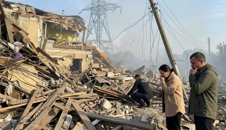 Ataques russos devastam Kiev, deixam mortos e infraestrutura de energia em ruínas