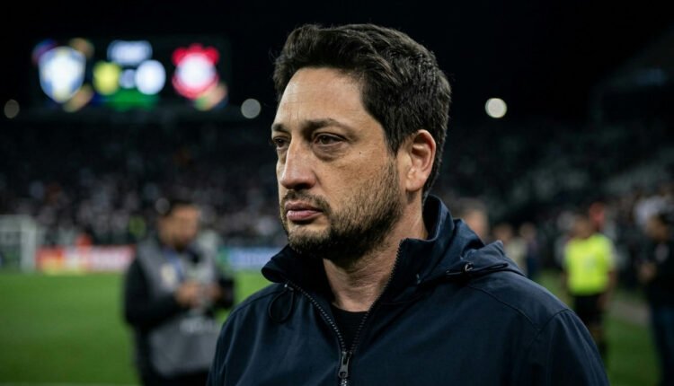 Ausência notável: Arthur Elias não figura entre os indicados a melhor técnico feminino da Bola de Ouro 2026