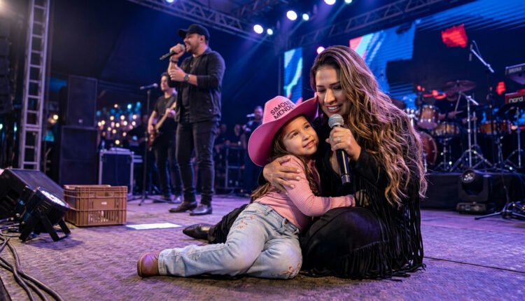 Cantora Simone Mendes se desequilibra em palco e emociona ao acolher fã mirim em show no RS