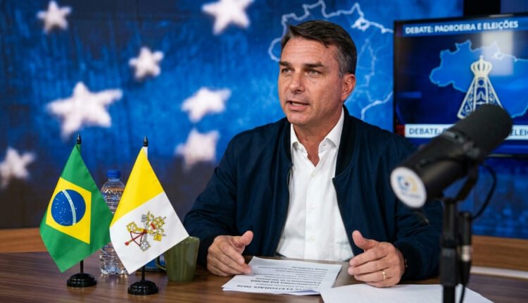 Católicos e Flávio Bolsonaro em rota de colisão por Nossa Senhora Aparecida