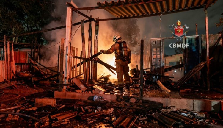Duplos incêndios mobilizam bombeiros em Sobradinho e Taguatinga no Distrito Federal
