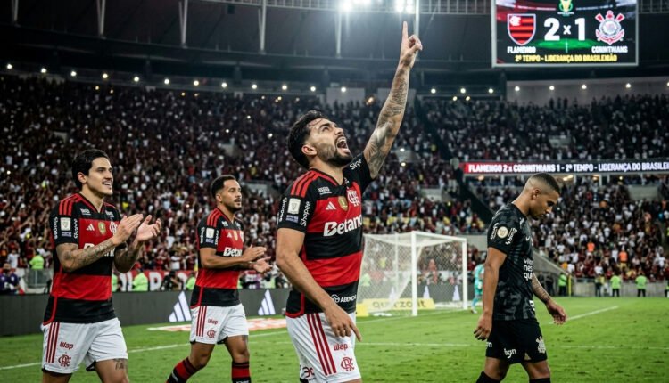 Flamengo garante liderança do Brasileirão em vitória dramática sobre o Corinthians