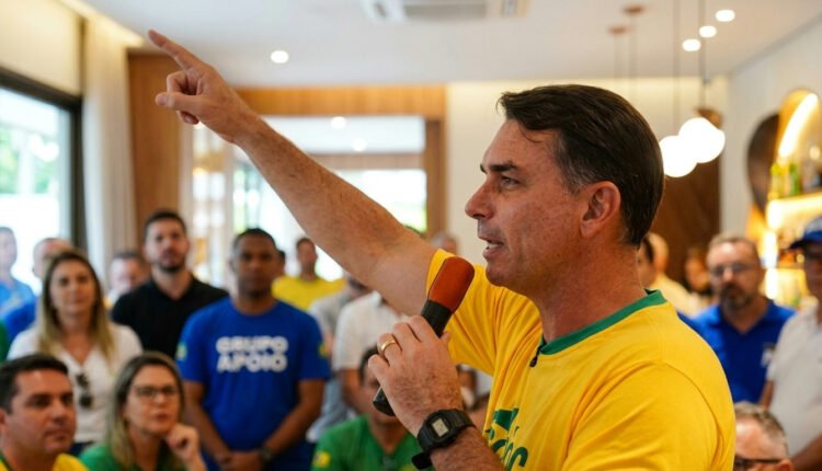 Flávio Bolsonaro cobra investigação de Alexandre de Moraes e exige transparência no STF